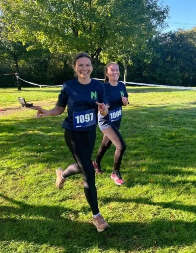 Deux membres de l'&eacute;quipe de Naturacare France participent &agrave; une course &agrave; pied.