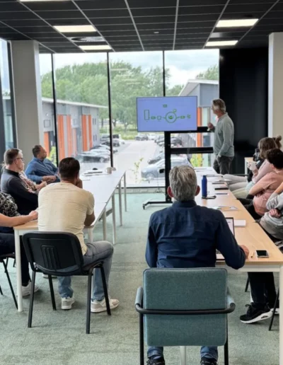 Des employ&eacute;s de l'&eacute;quipe hollandaise regardent un diaporama lors d'une r&eacute;union de travail.