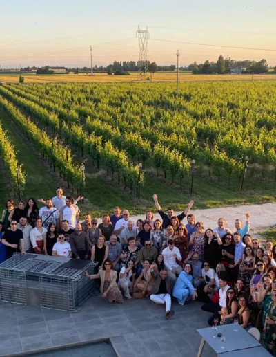 L'&eacute;quipe du site de Mod&egrave;ne posant devant des vignes.