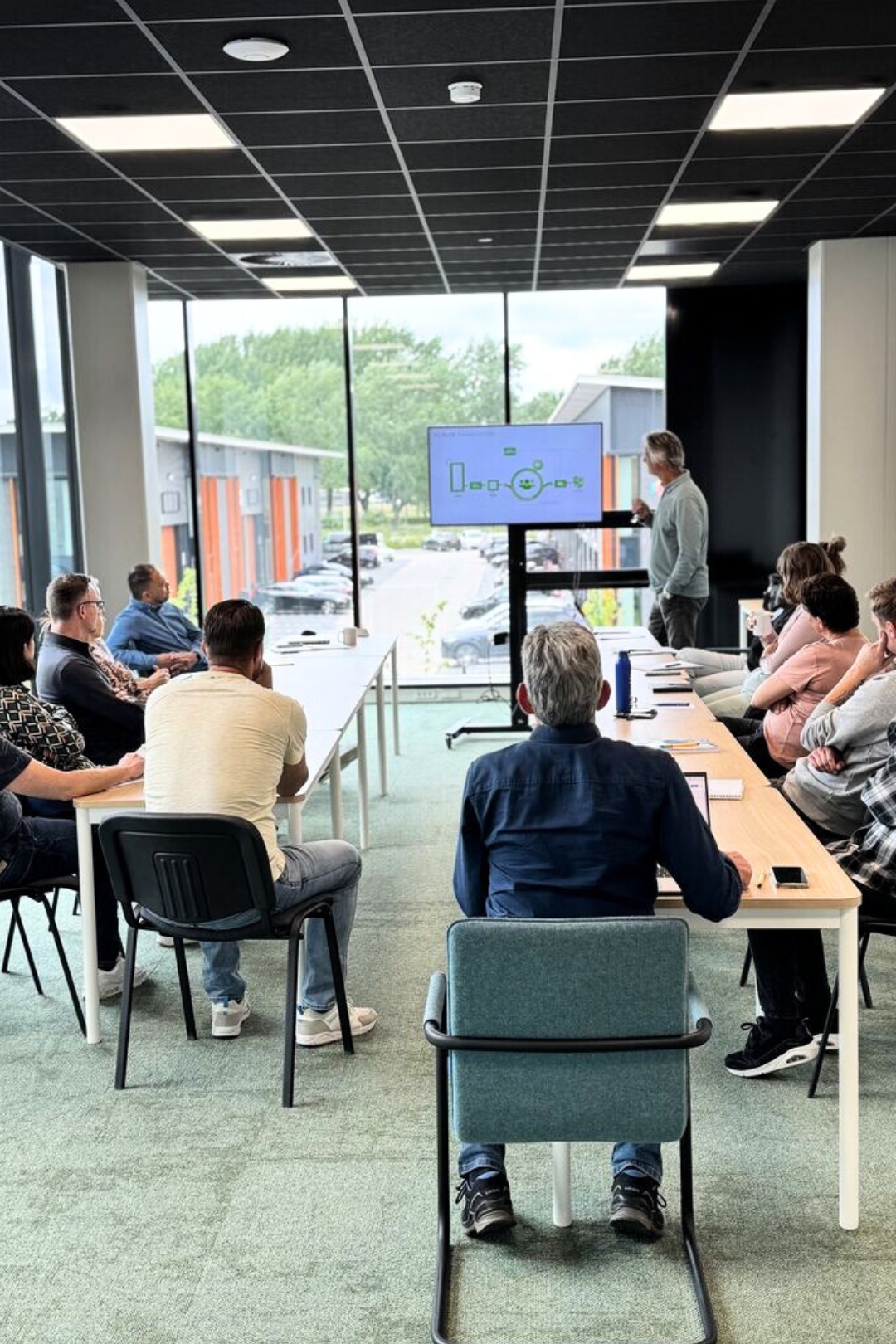 Des employés de l'équipe hollandaise regardent un diaporama lors d'une réunion de travail.